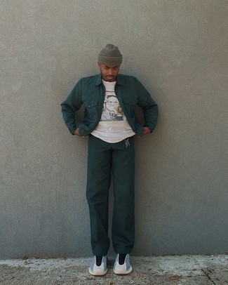 Как носить оливковые брюки чинос с белыми кроссовками