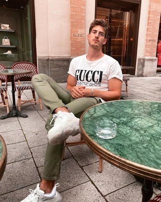 Как носить оливковые брюки чинос с белыми кроссовками