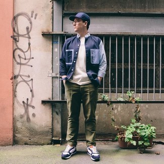 Как носить оливковые брюки чинос с белыми кроссовками