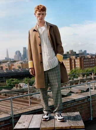 Как носить оливковые брюки чинос с белыми кроссовками