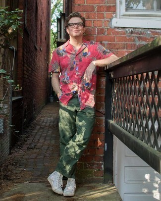 Как носить оливковые брюки чинос с белыми высокими кедами