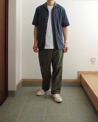 Как носить оливковые брюки чинос с белыми низкими кедами