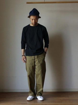 Как носить оливковые брюки чинос с белыми низкими кедами