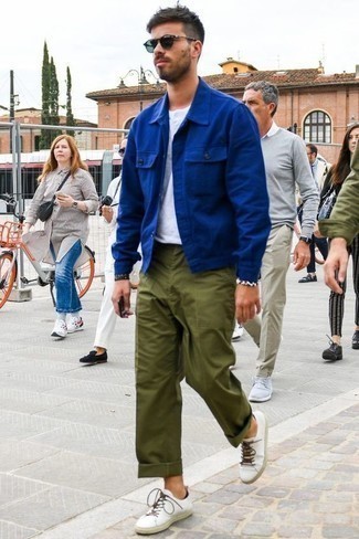 Как носить оливковые брюки чинос с белыми низкими кедами