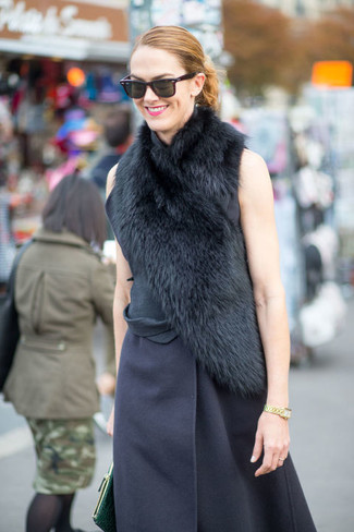 С чем носить оливковый клатч