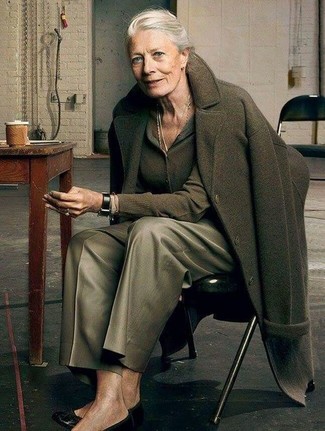 Как носить оливковое пальто с оливковыми широкими брюками