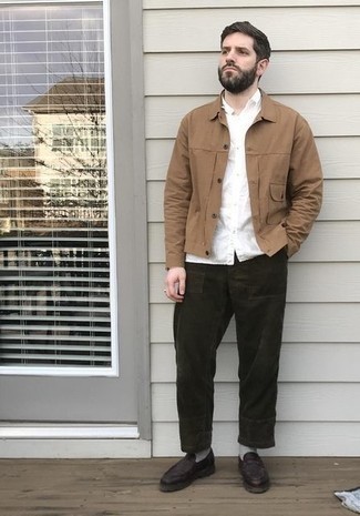 С чем носить оливковые вельветовые брюки мужчине