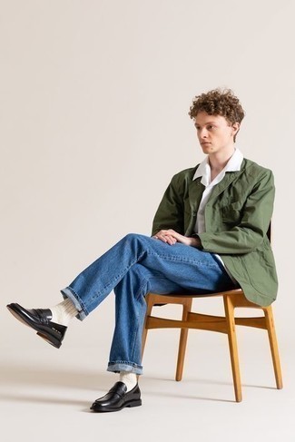 Как носить оливковый хлопковый пиджак с синими джинсами мужчине