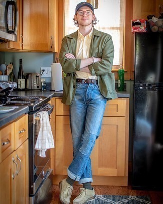 Как носить оливковый хлопковый пиджак с синими джинсами в стиле пэчворк мужчине