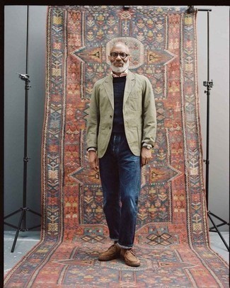 Как носить оливковый хлопковый пиджак с темно-синими джинсами мужчине