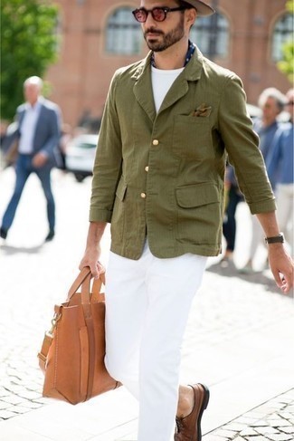 Как носить оливковый хлопковый пиджак с белыми брюками чинос