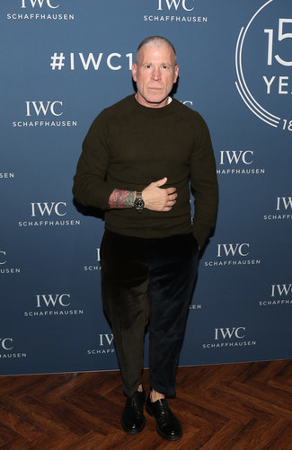 Как носить оливковый свитер с круглым вырезом с черными джинсами мужчине