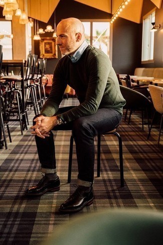 Как носить оливковый свитер с круглым вырезом с черными джинсами мужчине