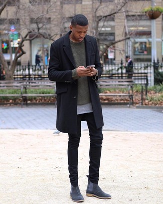 Как носить оливковый свитер с круглым вырезом с черным длинным пальто