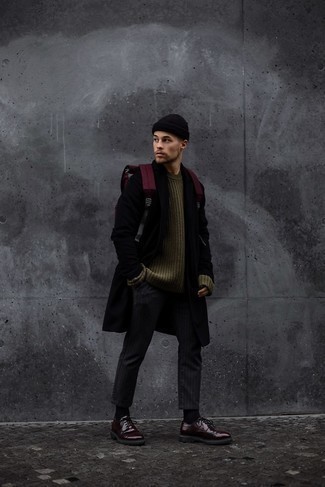 Как носить оливковый свитер с круглым вырезом с черным длинным пальто