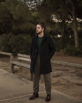 Как носить оливковый свитер с круглым вырезом с черным длинным пальто