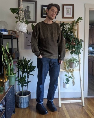 Как носить оливковый свитер с круглым вырезом с синими джинсами мужчине