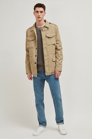 Как носить оливковый свитер с круглым вырезом с синими джинсами мужчине