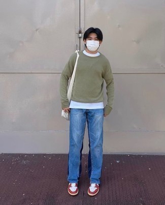 Как носить оливковый свитер с круглым вырезом с синими джинсами мужчине