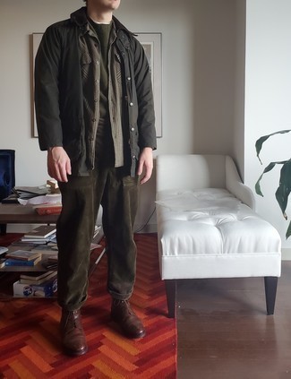 Какие повседневные ботинки носить с оливковым свитером с круглым вырезом мужчине