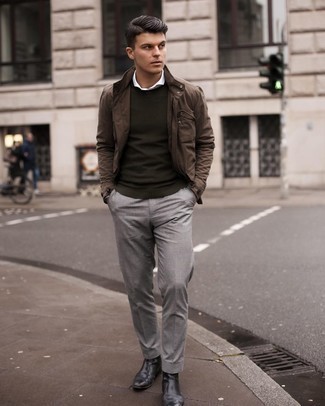 Как носить оливковый свитер с круглым вырезом с серыми брюками чинос