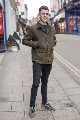 Как носить оливковый свитер с круглым вырезом с серыми джинсами мужчине