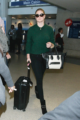 Какие джинсы носить с оливковым свитером с круглым вырезом женщине