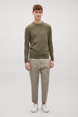 С чем носить оливковый свитер с круглым вырезом мужчине