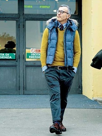 С чем носить оливковый свитер с круглым вырезом мужчине