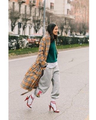 С чем носить оливковый свитер с круглым вырезом женщине