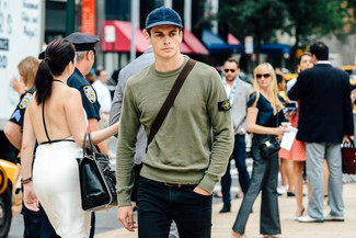 С чем носить оливковый свитер с круглым вырезом мужчине