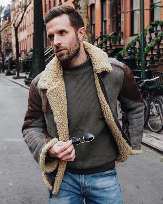 С чем носить оливковый свитер с круглым вырезом мужчине