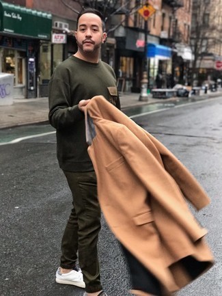 С чем носить оливковый свитер с круглым вырезом мужчине