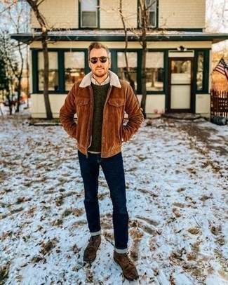 С чем носить оливковый свитер с круглым вырезом мужчине