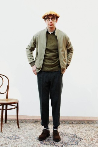 С чем носить оливковый свитер с круглым вырезом мужчине