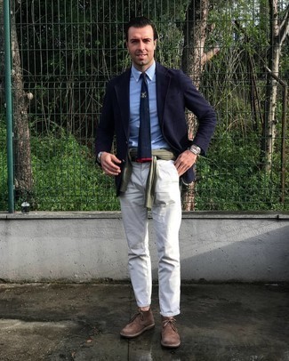 С чем носить оливковый свитер с круглым вырезом мужчине