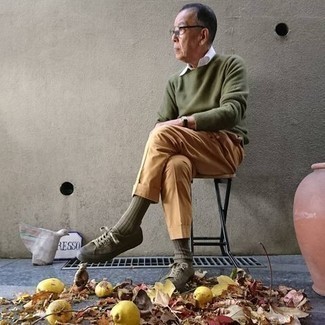 С чем носить оливковый свитер с круглым вырезом мужчине