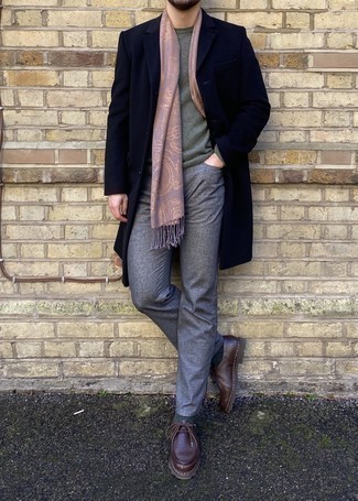 С чем носить оливковый свитер с круглым вырезом мужчине