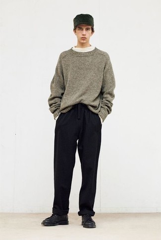 С чем носить оливковый свитер с круглым вырезом мужчине