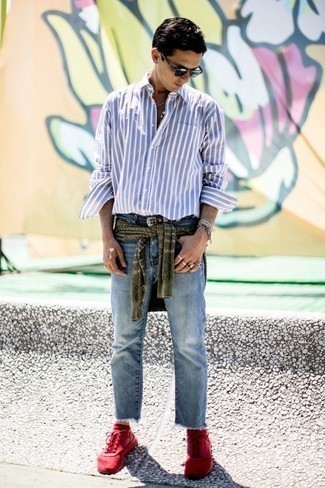 Как носить оливковый свитер с круглым вырезом с голубыми джинсами мужчине