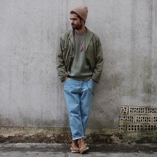 Как носить оливковый свитер с круглым вырезом с голубыми джинсами мужчине