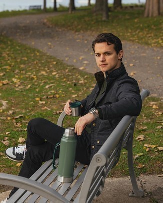 Какие низкие кеды носить с оливковым свитером с круглым вырезом мужчине