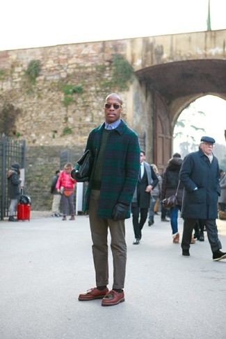 Как носить оливковый свитер с круглым вырезом с оливковыми брюками чинос