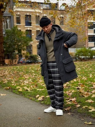 Какие парки носить с оливковым свитером с круглым вырезом мужчине