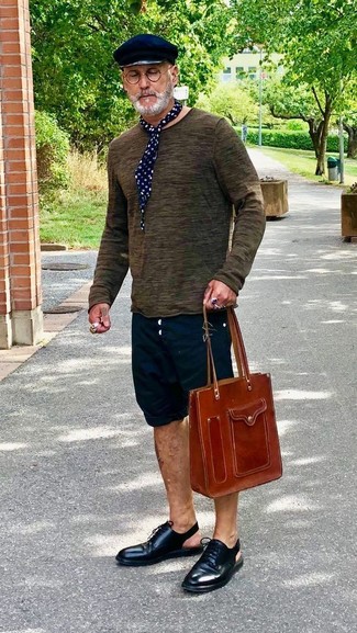 Какие шорты носить с оливковым свитером с круглым вырезом мужчине