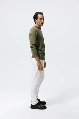 Как носить оливковый свитер с круглым вырезом с белыми джинсами мужчине