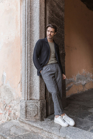 Какие пиджаки носить с оливковой футболкой с круглым вырезом мужчине