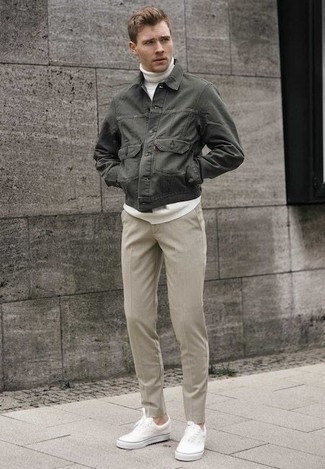 Какие водолазки носить с оливковой джинсовой курткой мужчине