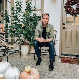 С чем носить оливковую джинсовую рубашку мужчине