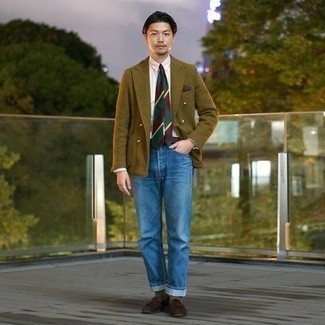 Какие джинсы носить с оливковым двубортным пиджаком мужчине